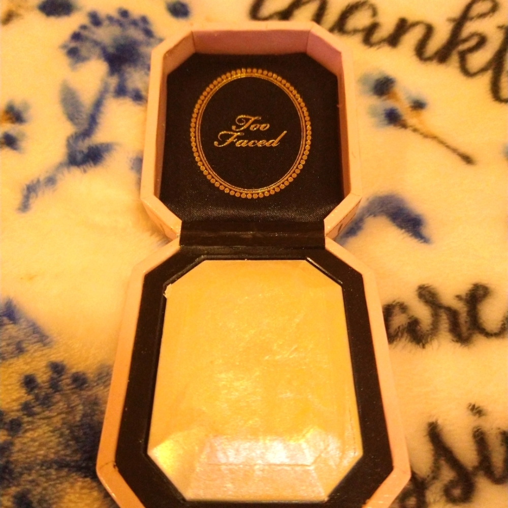 Too Faced Diamond Light holographic highlighter